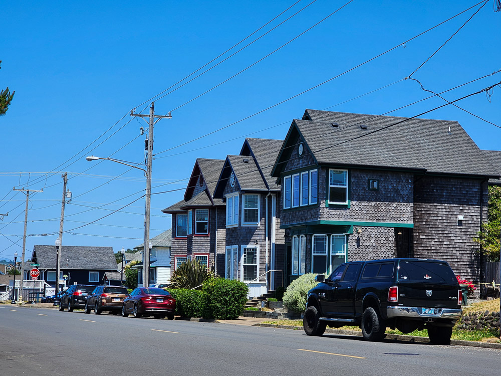 a few homes near the ocean in Newport, Oregon